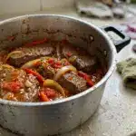 Bife de panela com molho de cebola, tomate e pimentão na panela