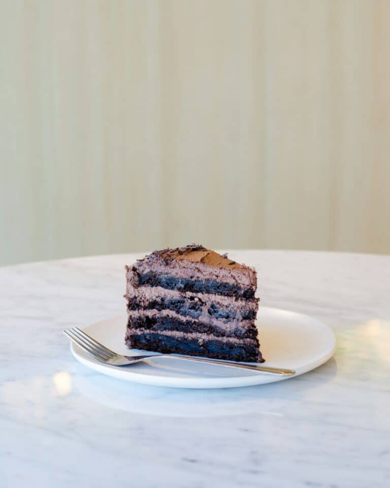 Fatia de bolo de chocolate com garfo
