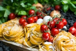 Macarrão e tomates-cereja frescos