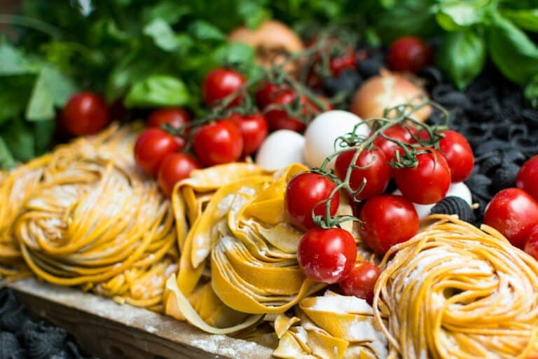 Macarrão e tomates-cereja frescos
