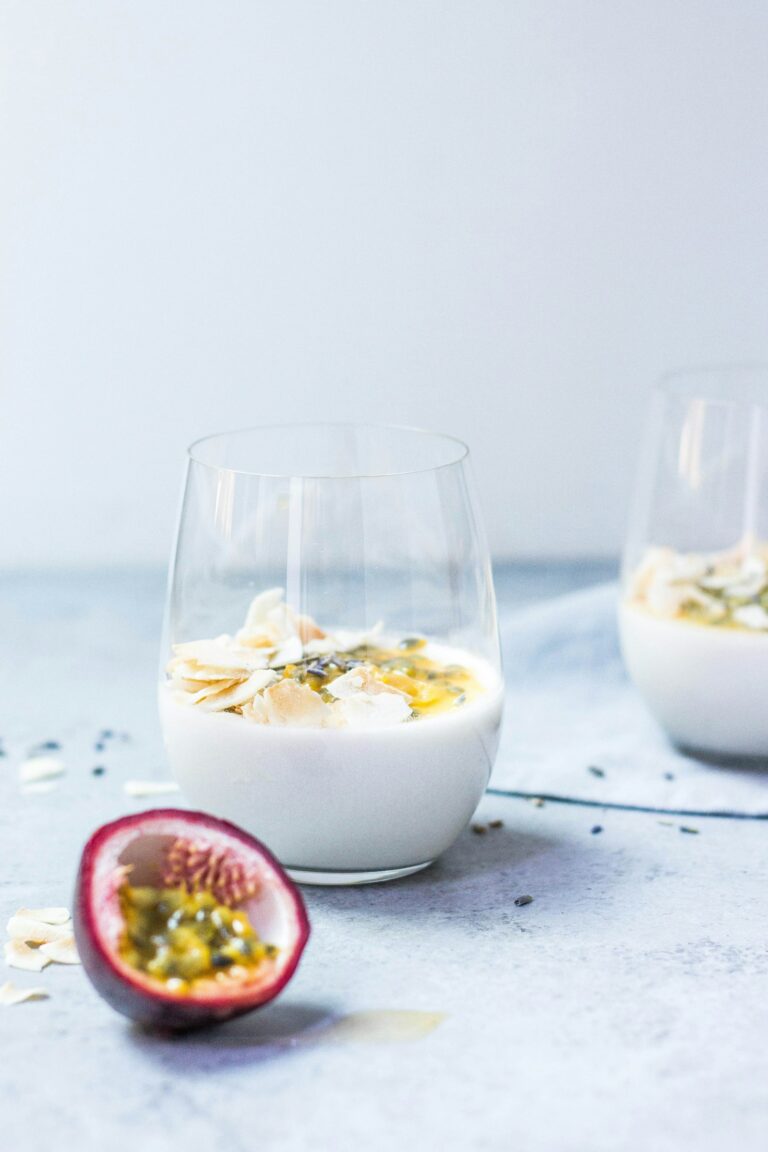 Panna cotta de coco com maracujá em copo de vidro