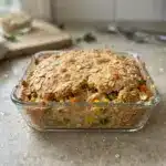 Torta de frango fit dourada em refratário de vidro